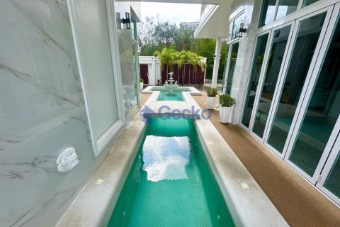 House in Pattaya, Thailand 6 bedrooms № 196316 - photo 10