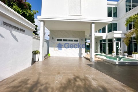 House in Pattaya, Thailand 6 bedrooms № 196316 - photo 2