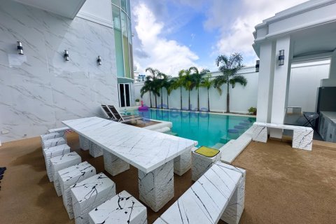 House in Pattaya, Thailand 6 bedrooms № 196316 - photo 11