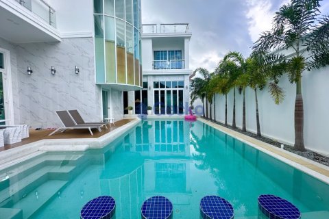 House in Pattaya, Thailand 6 bedrooms № 196316 - photo 13