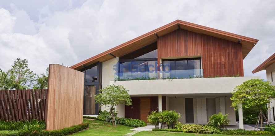 House in Pattaya, Thailand 4 bedrooms № 196310