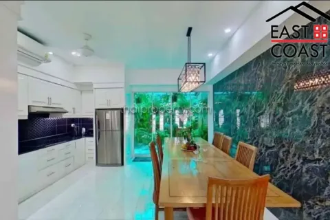 Casa de 4 dormitorios en Pattaya, Tailandia № 213319 - foto 5