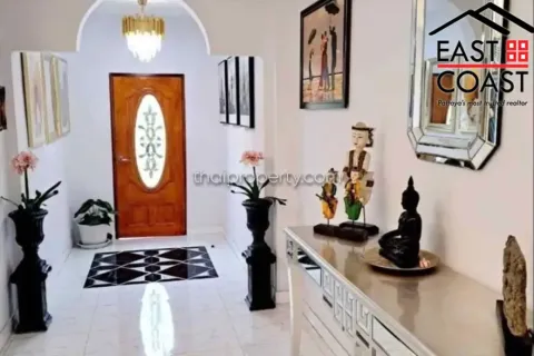 Casa de 4 dormitorios en Pattaya, Tailandia № 213319 - foto 2