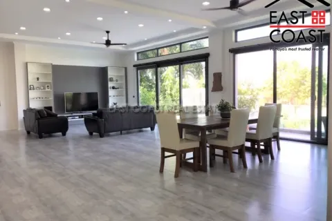 House in Pattaya, Thailand 4 bedrooms № 213324