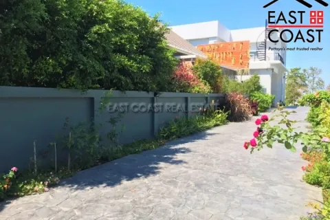 Casa de 4 dormitorios en Pattaya, Tailandia № 213324 - foto 3