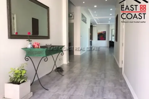 Casa de 4 dormitorios en Pattaya, Tailandia № 213324 - foto 4