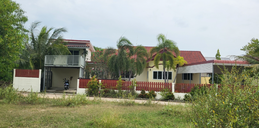 Villa in Cha-am, Thailand 4 bedrooms № 168889