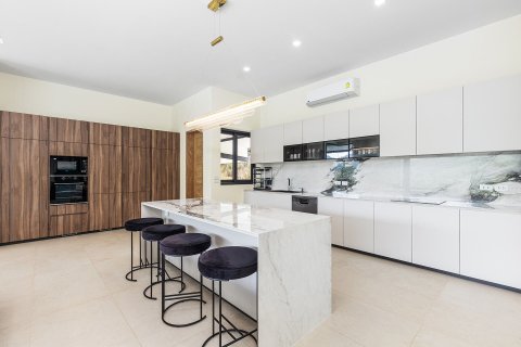 Villa in Phuket, Thailand 4 bedrooms № 168887 - photo 7