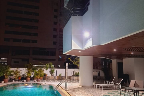 Condo in Bangkok, Thailand, 2 bedrooms № 186583 - photo 2