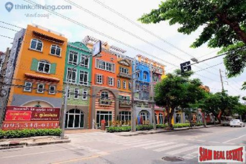 Commercial property in Bangkok, Thailand 204 sq.m. № 192855 - photo 4