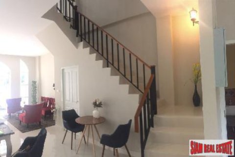 Commercial property in Bangkok, Thailand 204 sq.m. № 192855 - photo 2