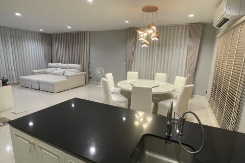 House in Pathum Thani, Thailand 4 bedrooms № 154835 - photo 4