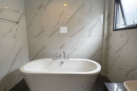 Maison à Bang Kaeo, Thaïlande 5 chambres № 154841 - photo 24