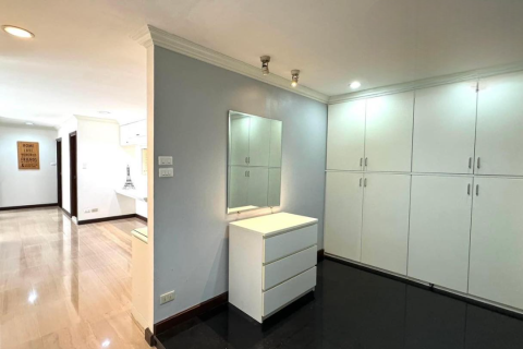 Condo in Bangkok, Thailand, 3 bedrooms  № 157756 - photo 12