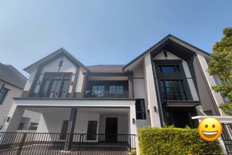 House in Bangkok, Thailand 5 bedrooms № 190387