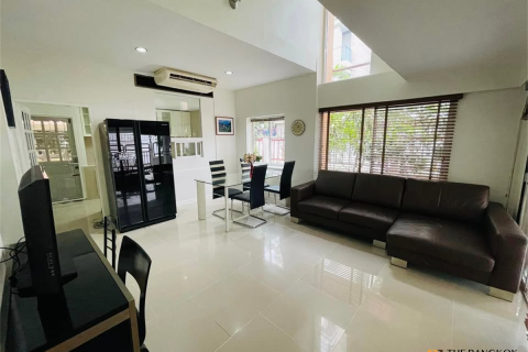 House in Bangkok, Thailand 4 bedrooms № 190392