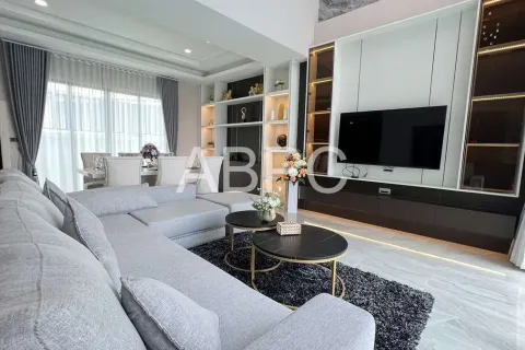 Casa de 4 dormitorios en Pattaya, Tailandia № 211836 - foto 4