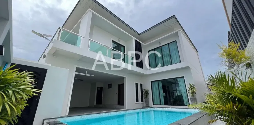 Casa de 4 dormitorios en Pattaya, Tailandia № 211836