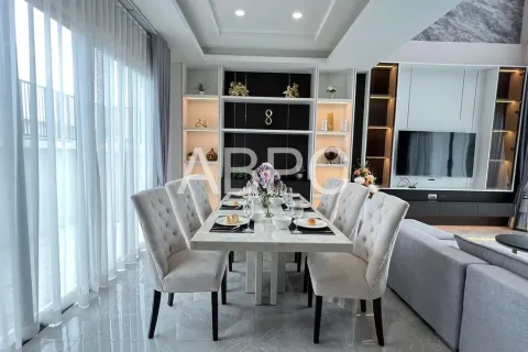Casa de 4 dormitorios en Pattaya, Tailandia № 211836 - foto 5