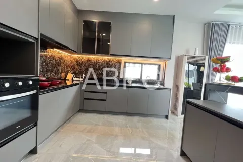 Casa de 4 dormitorios en Pattaya, Tailandia № 211836 - foto 7