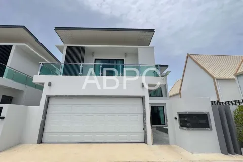 Casa de 4 dormitorios en Pattaya, Tailandia № 211836 - foto 16