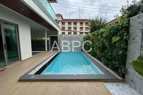 Casa de 4 dormitorios en Pattaya, Tailandia № 211839 - foto 12