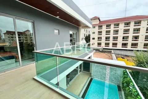 Casa de 4 dormitorios en Pattaya, Tailandia № 211839 - foto 11