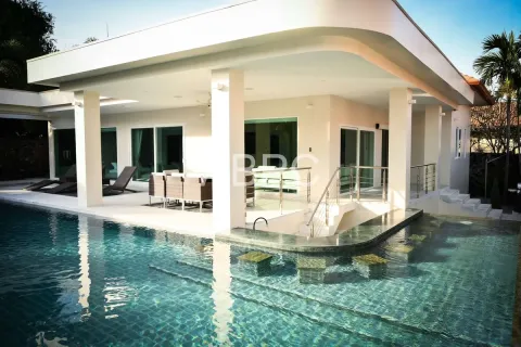 Casa de 5 dormitorios en Pattaya, Tailandia № 211840 - foto 15