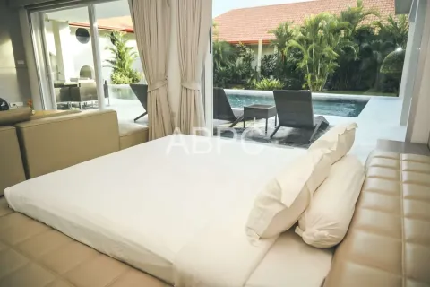 Casa de 5 dormitorios en Pattaya, Tailandia № 211840 - foto 5