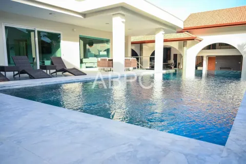 Casa de 5 dormitorios en Pattaya, Tailandia № 211840 - foto 3