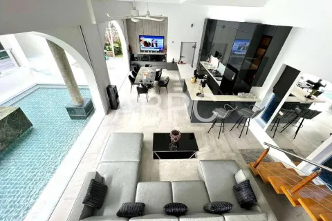 Casa de 5 dormitorios en Pattaya, Tailandia № 211840 - foto 17