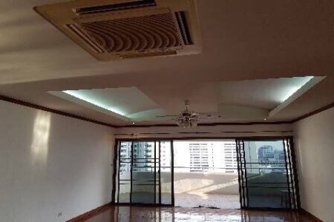 Condo in Bangkok, Thailand, 4 bedrooms  № 143794 - photo 21