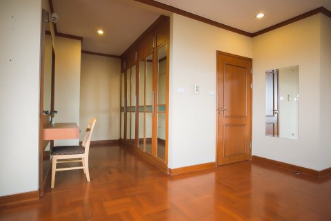 Condo in Bangkok, Thailand, 4 bedrooms  № 143794 - photo 13