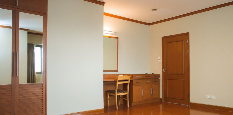 Condo in Bangkok, Thailand, 4 bedrooms  № 143794