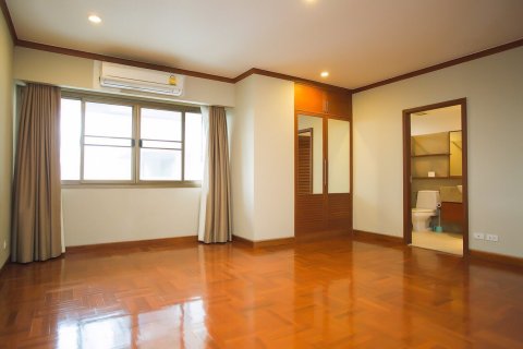 Condo in Bangkok, Thailand, 4 bedrooms  № 143794 - photo 3