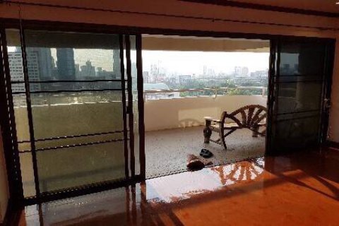 Condo in Bangkok, Thailand, 4 bedrooms  № 143794 - photo 22