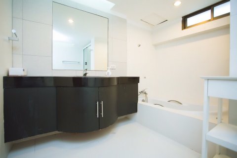Condo in Bangkok, Thailand, 4 bedrooms  № 143794 - photo 15
