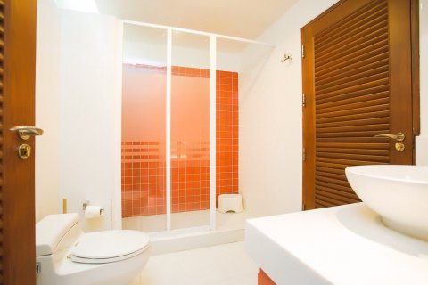 Condo in Bangkok, Thailand, 4 bedrooms  № 143794 - photo 17
