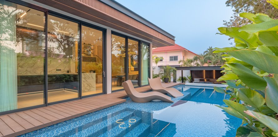 House in Pattaya, Thailand 4 bedrooms № 173866