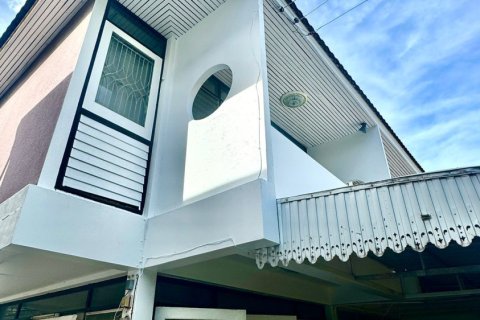 Duplex in Bang Kapi, Bangkok, Thailand 8 bedrooms № 152795 - photo 1