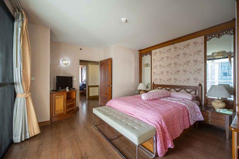 Condo in Bangkok, Thailand, 2 bedrooms № 157710 - photo 17