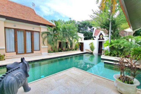 House in Pattaya, Thailand 5 bedrooms № 157714 - photo 2