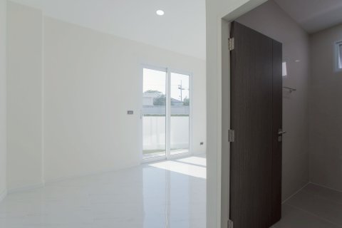 House in Samut Sakhon, Thailand 4 bedrooms № 144780 - photo 8
