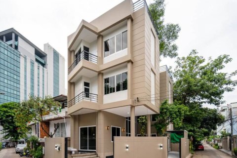 Дом в Бангкоке, Таиланд с 5 спальнями  № 146715 - фото 1