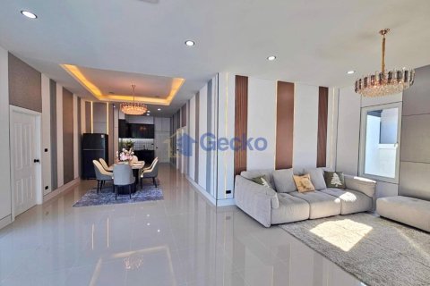 House in Pattaya, Thailand 3 bedrooms № 196041 - photo 6