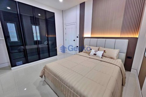 House in Pattaya, Thailand 3 bedrooms № 196041 - photo 10
