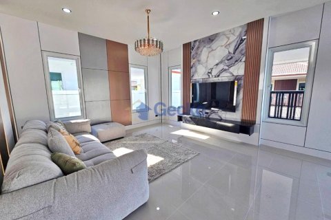 House in Pattaya, Thailand 3 bedrooms № 196041 - photo 4