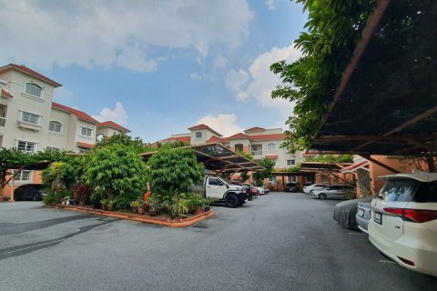 Condo in Pathum Thani, Thailand, 3 bedrooms  № 171225 - photo 22