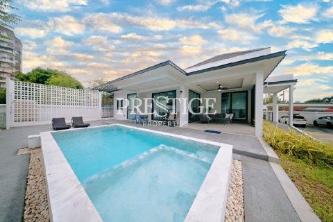 House in Pattaya, Thailand 4 bedrooms № 198107