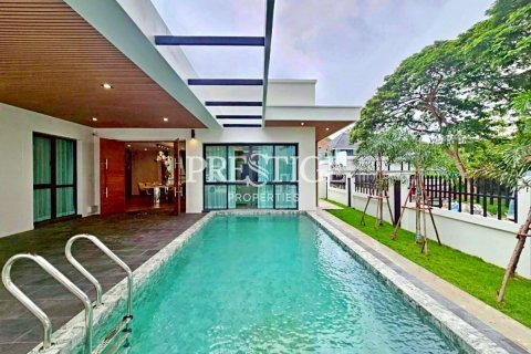 House in Pattaya, Thailand 4 bedrooms № 198105